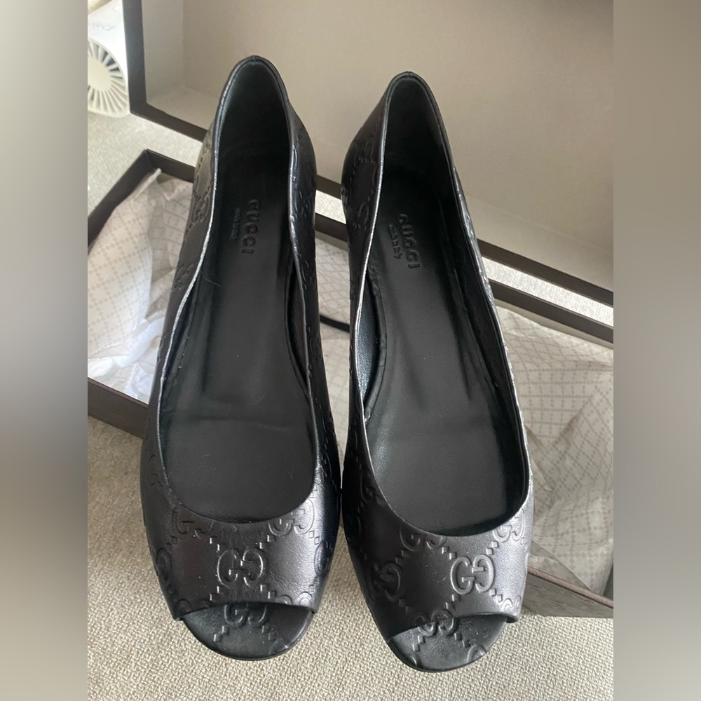 NIB GUCCI OPEN TOE FLATS